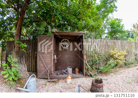 名古屋港ワイルドフラワーガーデンブルーボネット 木製のアンティーク物置 131751110