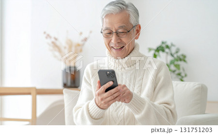 スマホを見ているシニア男性 131751203