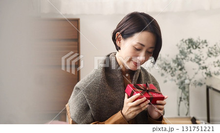 プレゼント 女性 イメージ プレゼント 女性 イメージ 131751221