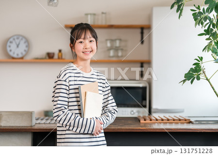 家で本・教科書を持つ子供・小学生・中学生・高校生 131751228