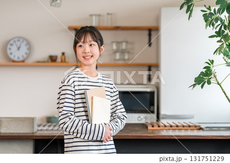 家で本・教科書を持つ子供・小学生・中学生・高校生 家で本・教科書を持つ子供・小学生・中学生・高校生 131751229