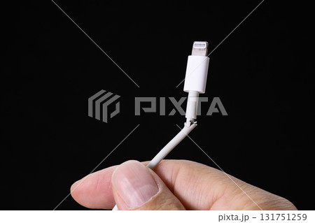 断線したケーブル（＋手） 131751259