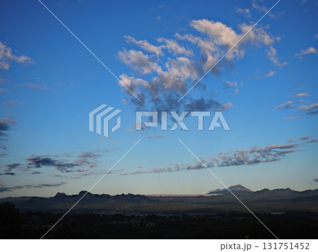 不思議な形の雲と山の共演（20250930060741） 131751452