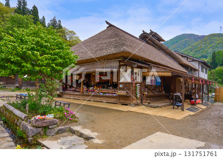 新緑の福島県南会津郡下郷町 茅葺屋根の大内宿(おおうちじゅく)の街並み 131751761