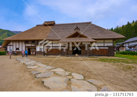 福島県南会津郡下郷町 茅葺屋根の大内宿(おおうちじゅく)本陣跡(大内宿町並み展示館) 131751763