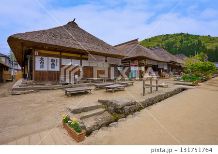 新緑の福島県南会津郡下郷町 茅葺屋根の大内宿(おおうちじゅく)の街並み 131751764