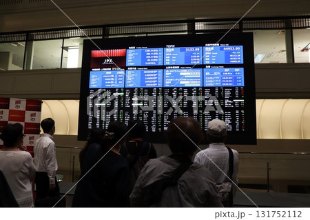 東京証券取引所と人々 131752112