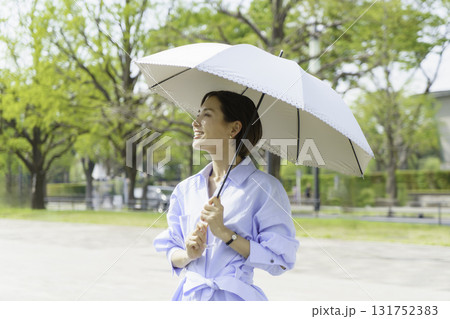 日傘をさす若い女性のポートレート 131752383