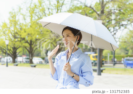 日傘をさす若い女性のポートレート 日傘をさす若い女性のポートレート 131752385
