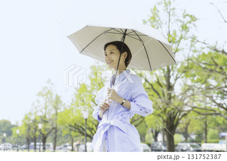 日傘をさす若い女性のポートレート 131752387