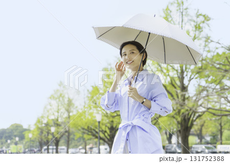 日傘をさす若い女性のポートレート 131752388