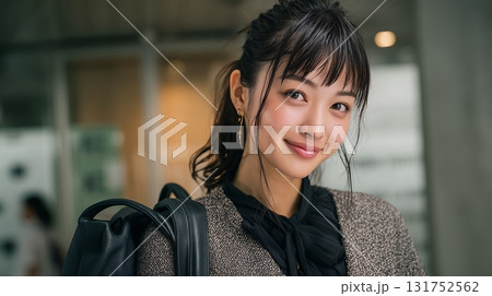 若いビジネスウーマンの出勤イメージ 若いビジネスウーマンの出勤イメージ 131752562