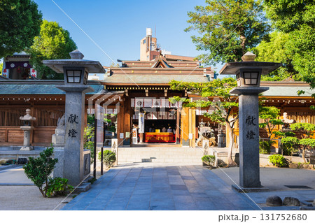 福岡　博多祇園山笠の神事を司る櫛田神社　中神門と本殿 131752680