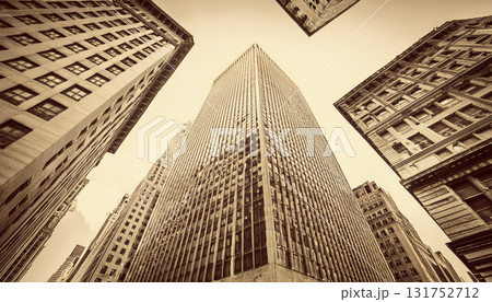 古き良き時代のビルを見上げる 131752712