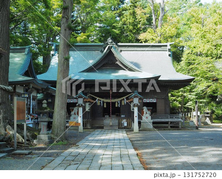 山梨県　緑に包まれた富士山下宮小室浅間神社　10月 131752720
