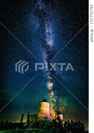 北海道・興部町の幻想的な星空とモーモー城 131752793