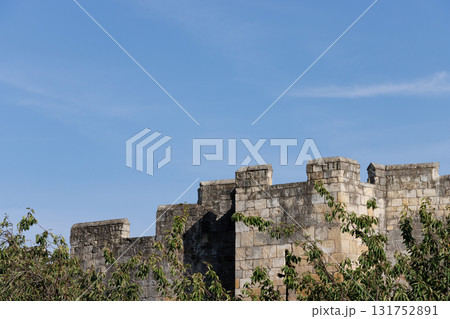 丘の上に立つイギリスのヨーク市の城壁 丘の上に立つイギリスのヨーク市の城壁 131752891