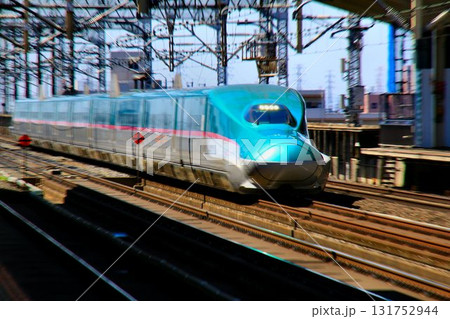 ズーム流しで…東北新幹線・E5系 ~小山駅にて ズーム流しで…東北新幹線・E5系 ~小山駅にて 131752944