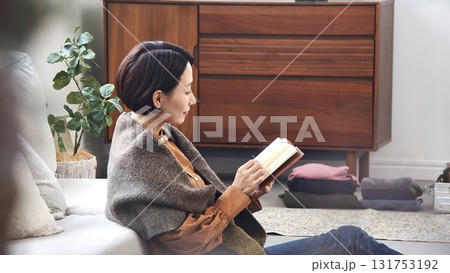 読書をしている女性 イメージ 読書をしている女性 イメージ 131753192