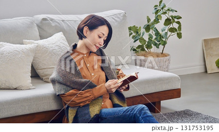 読書をしている女性 イメージ 読書をしている女性 イメージ 131753195