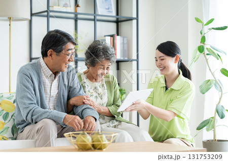 介護ヘルパーを話すシニアの夫婦 131753209