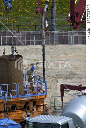 大型マンション工事現場 アースドリル工法での地盤改良工事 大型マンション工事現場 アースドリル工法での地盤改良工事 131753740