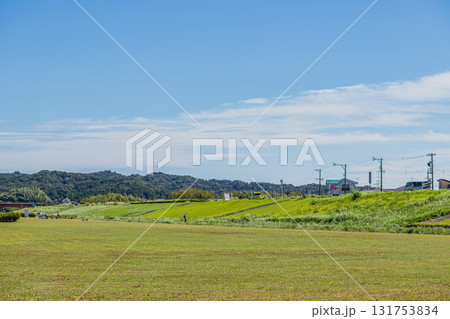 浜松市の天竜川河川敷の風景(静岡県) 浜松市の天竜川河川敷の風景(静岡県) 131753834