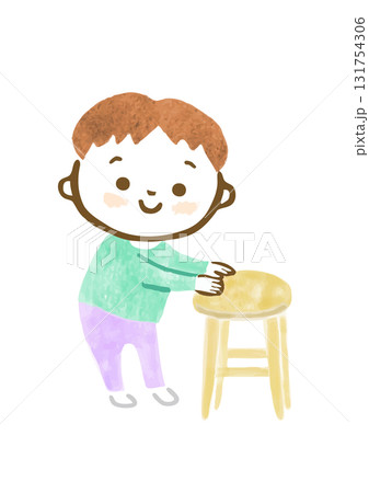 つかまり立ちする男の子の手描きイラスト 131754306