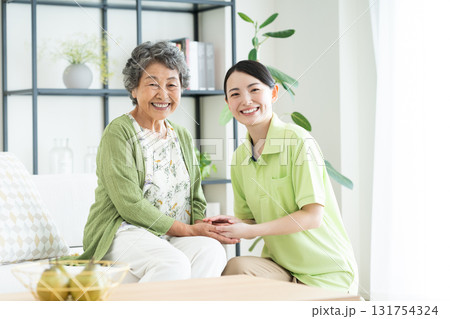 介護福祉士とシニアの女性 131754324