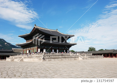 Traditional korean hanok palace geunjeongjeon royal main hall in seoul gyeongbokgung Traditional korean hanok palace geunjeongjeon royal main hall in seoul gyeongbokgung 131754597