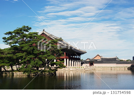 Traditional korean hanok pavilion gyeonghoeru scenic pond view at seoul gyeongbokgung 131754598