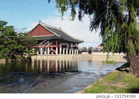 Traditional korean hanok pavilion gyeonghoeru scenic pond view at seoul gyeongbokgung Traditional korean hanok pavilion gyeonghoeru scenic pond view at seoul gyeongbokgung 131754599
