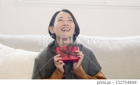 プレゼント 女性 イメージ 131754689