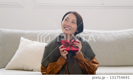 プレゼント 女性 イメージ プレゼント 女性 イメージ 131754691