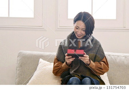 プレゼント 女性 イメージ 131754703