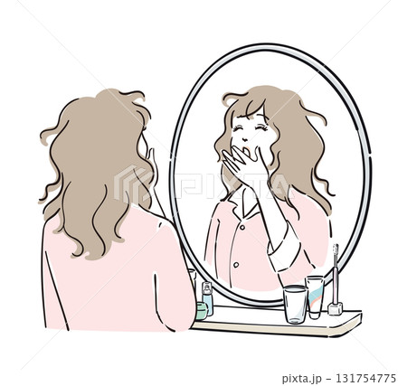 鏡の前であくびをするパジャマ姿の女性 鏡の前であくびをするパジャマ姿の女性 131754775