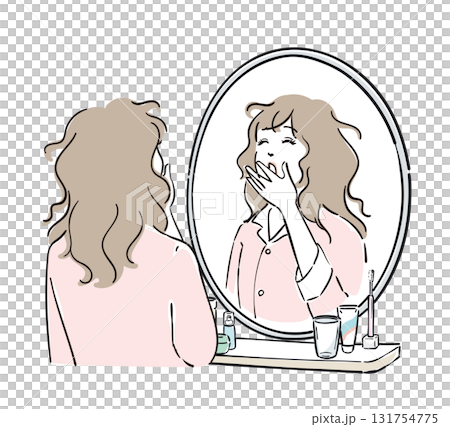 鏡の前であくびをするパジャマ姿の女性 鏡の前であくびをするパジャマ姿の女性 131754775