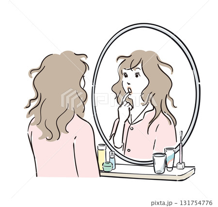 鏡をみて驚くパジャマ姿の女性 鏡をみて驚くパジャマ姿の女性 131754776