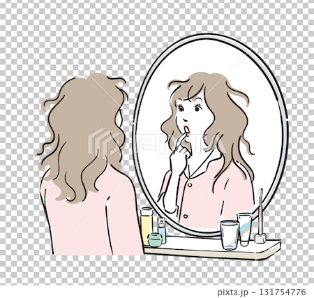 鏡をみて驚くパジャマ姿の女性 鏡をみて驚くパジャマ姿の女性 131754776