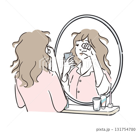 スマホを持って鏡の前に立つパジャマ姿の女性 スマホを持って鏡の前に立つパジャマ姿の女性 131754780