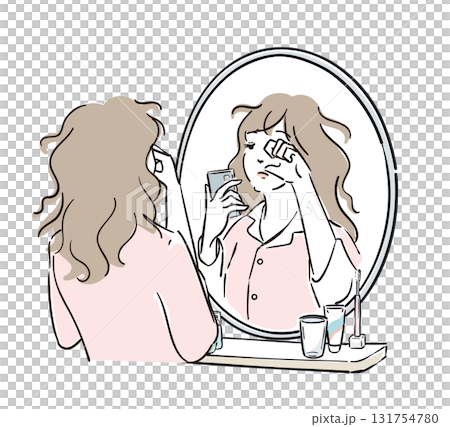 スマホを持って鏡の前に立つパジャマ姿の女性 スマホを持って鏡の前に立つパジャマ姿の女性 131754780