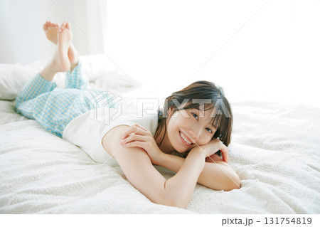 ベッドで寝転ぶ女性 131754819