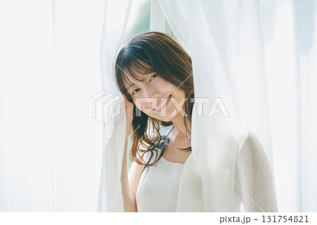 ビューティーイメージ カーテンを開ける女性 131754821