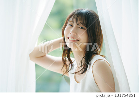 ビューティーイメージ カーテンを開ける女性 131754851