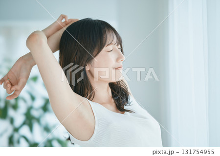 ビューティーイメージ ストレッチをする女性 131754955