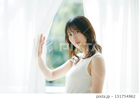 ビューティーイメージ カーテンを開ける女性 131754962