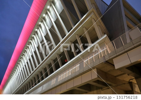 ライトアップされた東京アクアティクスセンター(東京都江東区) ライトアップされた東京アクアティクスセンター(東京都江東区) 131756218