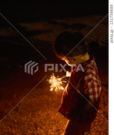 手持ち花火をする子供 131756689