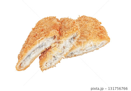 カットした揚げ立ての白身魚のフライ【白背景・切り抜き】 131756766