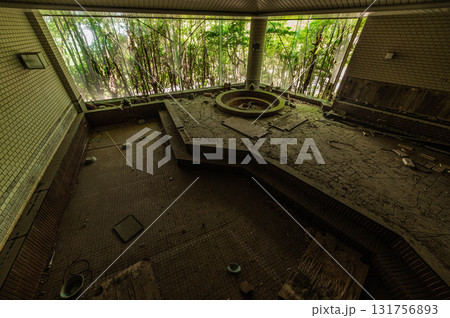 山に取り残された廃ホテル 131756893